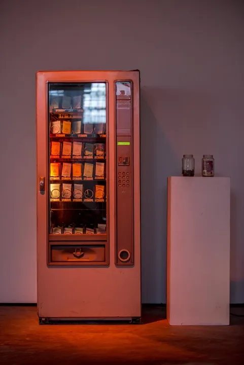 SVM (Seed Vending Machine), 2019. Conserve Nº2 (Seed Capital) at Fundación Cazadores · Triangular Collective | Ph. Martina Mordau
SVM (Seed Vending Machine), Object.
Vending machine, seeds, paper, tokens, jars.