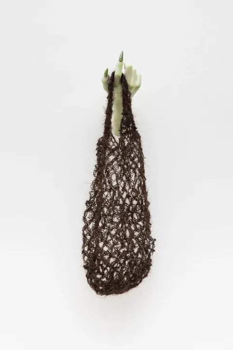 The Carrier Bag, 2023 
Bolsa realizada a crochet con cabello humano, impresión 3D, sombras de ojos, uñas acrílicas. 40 cm x 80 cm x 25 cm.