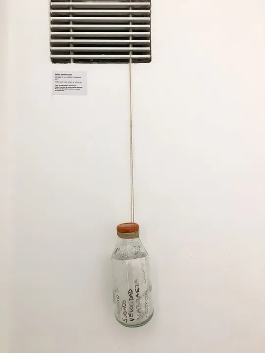Consagrada, Intervención n#8 · Mensaje en una botella
PROA, Buenos Aires, Argentina. 
Grafito, papel, botella de vidrio, hilo.