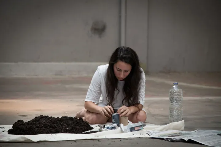《Sowing》
表演艺术，历时15分钟，2018年。URRA Tigre艺术中心（阿根廷布宜诺斯艾利斯）

《Siembra》（中译《播种》）是在2018年11月由Belén Romero Gunset和Andrea Saemann在URRA艺术中心举行的活动“Legs without legs”中开展的一项表演。表演期间观众获得了南瓜、菠菜、胡萝卜和甜菜的幼苗作为礼物。