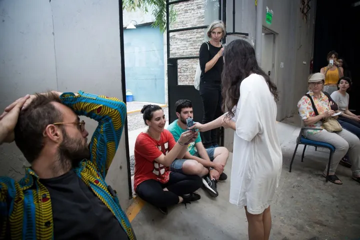 《Sowing》
表演艺术，历时15分钟，2018年。URRA Tigre艺术中心（阿根廷布宜诺斯艾利斯）

《Siembra》（中译《播种》）是在2018年11月由Belén Romero Gunset和Andrea Saemann在URRA艺术中心举行的活动“Legs without legs”中开展的一项表演。表演期间观众获得了南瓜、菠菜、胡萝卜和甜菜的幼苗作为礼物。